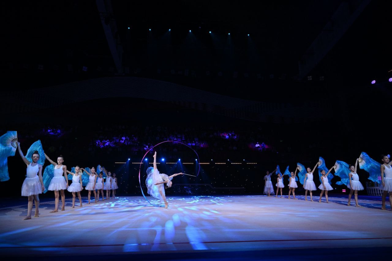 С 24 по 28 октября 2023 года во Дворце гимнастики ИриныВинер-Усмановой состоялся традиционный праздник гимнастики: XII Московскийоткрытый Фестиваль — номинация «Звездные дети».В фестивале приняли участие дети, занимающиеся спортом,вокалом, цирковым, танцевальным, эстрадным и другими видами искусства,обучающиеся в общеобразовательных организациях, организациях дополнительногообразования.Фестивальпроводился по следующим основным номинациям: Искусствогимнастики; Спорт имузыка; Гармониямузыки и движения;Краскиголоса и ритма;Мир образа в движении.Оценивали выступления номинантов Жюри Фестиваля, в составкоторого входили известные российские спортсмены, тренеры, авторитетныеспециалисты в области гимнастики, культуры, музыкального, хореографического ициркового искусства, общественные деятели.По итогам финального этапа были определены ЛауреатыФестиваля и отобраны лучшие коллективы и сольные исполнители для участия в Гала— спектакле Фестиваля-номинации «Звездные дети».Сценарий Гала — спектакля основан на сказочной истории«Хрустальный башмачок». В Гала — спектакле на одной сцене с детьми принялиучастие известные российские спортсмены, артисты театра, певцы и, конечно,номинанты и лауреаты Фестиваля.Директор нашего клуба Свирина Анна Викторовна принялаучастие в гала концерте и сыграла одну из главных ролей в спектакле. Так же вконцерте приняли участие девочки из наших филиалов с профессиональнопоставленным номером под руководством Екатерины Викторовны Свириной и ИнныОлеговна Самойловой.Наш номер занял первое место по баллам жюри и завоевалзвание лауреата в номинации «Спорт и Музыка»! Очень гордимсявыступлением наших спортсменок! Спасибо большое всем девочкам за проявленноеусердие на репетициях, а родителям за поддержку!Во время подготовки к данному мероприятию две воспитанницынашего клуба стали на год мудрее и отметили своё День рождения прямо во Дворцегимнастики, не отрываясь от тренировочного процесса!Хотим поздравить девочек:Самойловой Веронике 27 октября исполнилось 7 лет,Пантелеевой Милане 28 октября исполнилось 10 лет.Хотим пожелать им крепкого здоровья, побольше детскогосчастья ну и конечно же новых побег на соревнованиях!!!