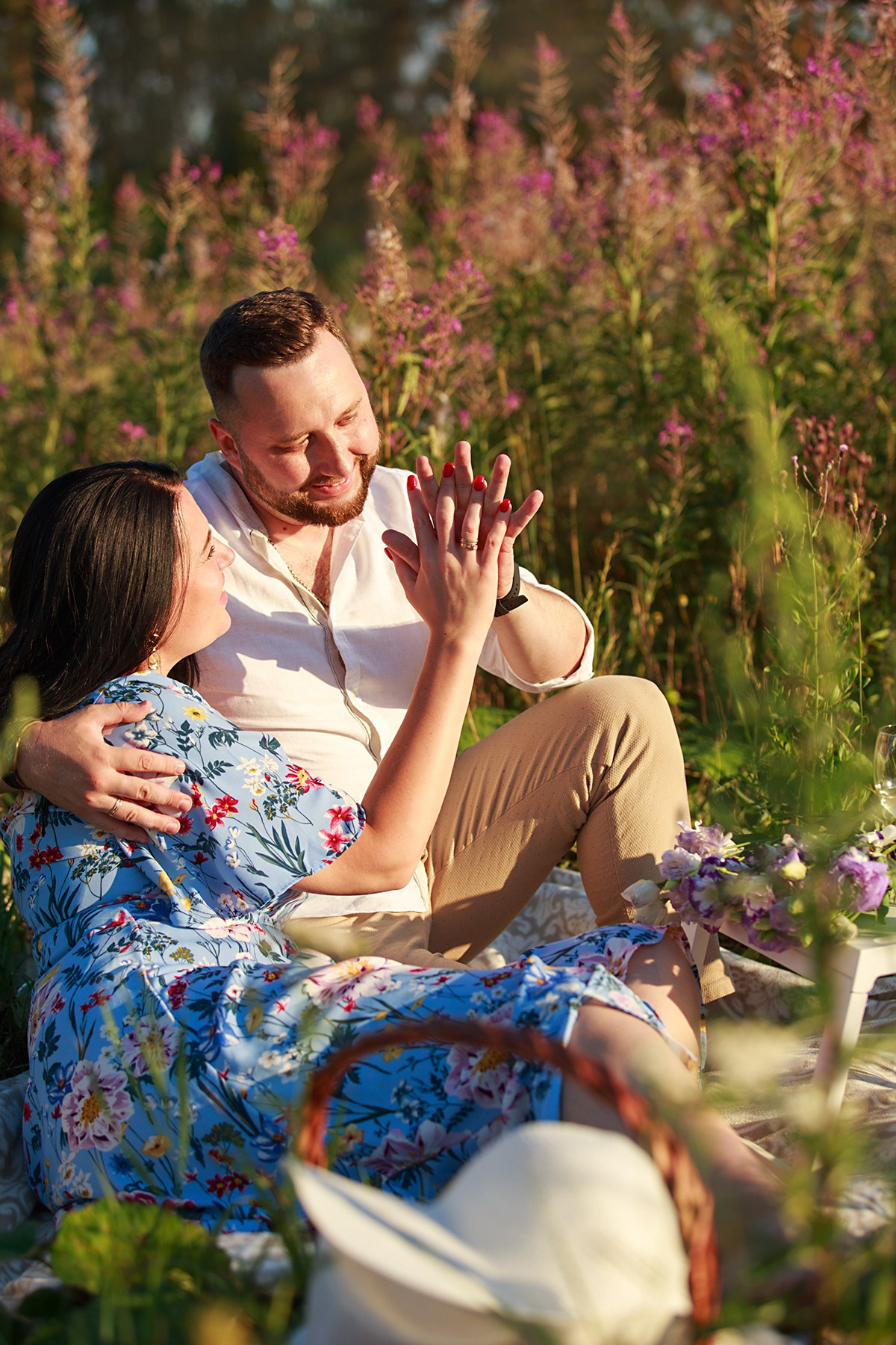 Фотосессия лавстори lovestory на годовщину свадьбы романтическая пара влюблённых в после цветов иван-чай. Семейный и детский фотограф в Москве Мария Быкова