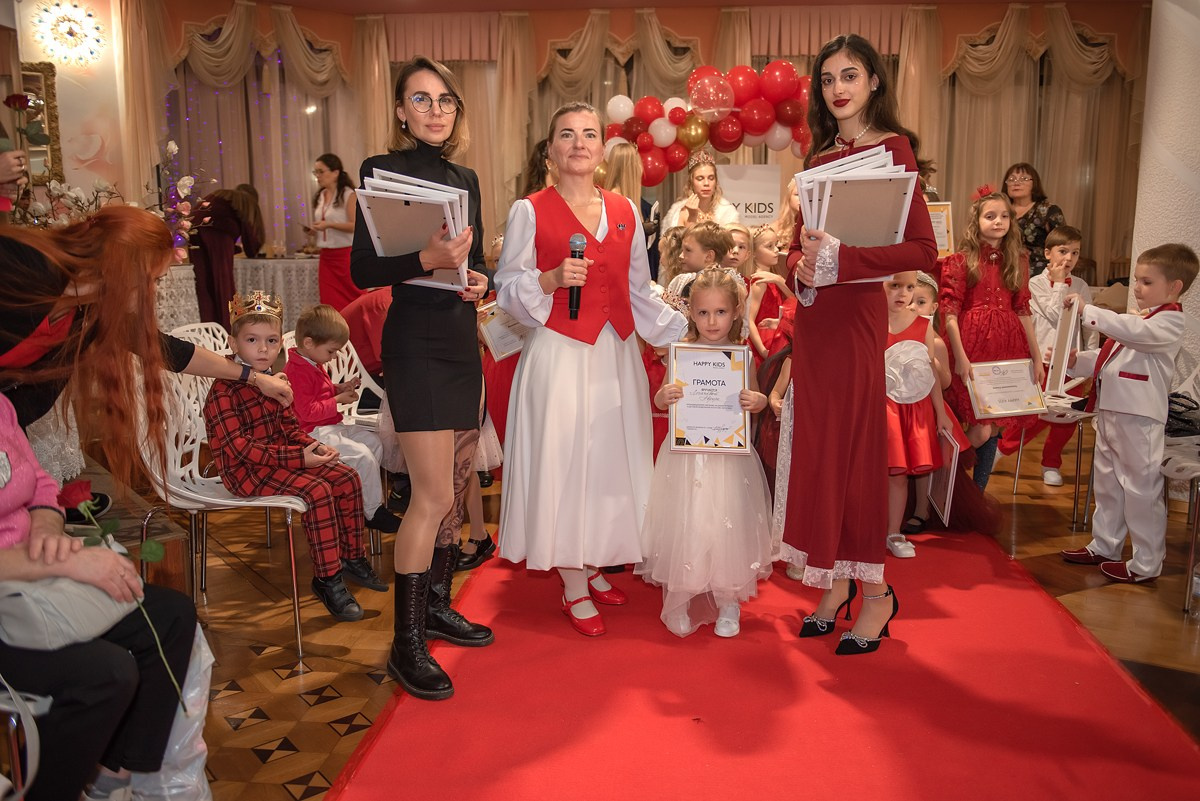 Выпускной в детской школе моделей HAPPYkids 2024. Семейный и коммерческий фотограф в Сочи Александр Бодунов