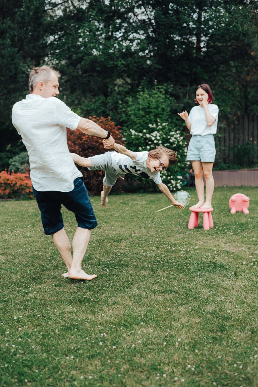 Коля, Ксюша, Саша, Андрей, Кира и бабушки | на даче