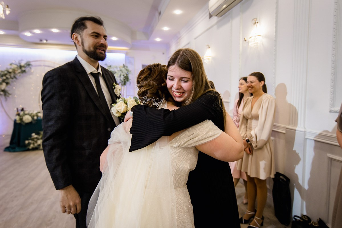 Невеста обнимается с гостями в ресторане Санкт-Петербурга