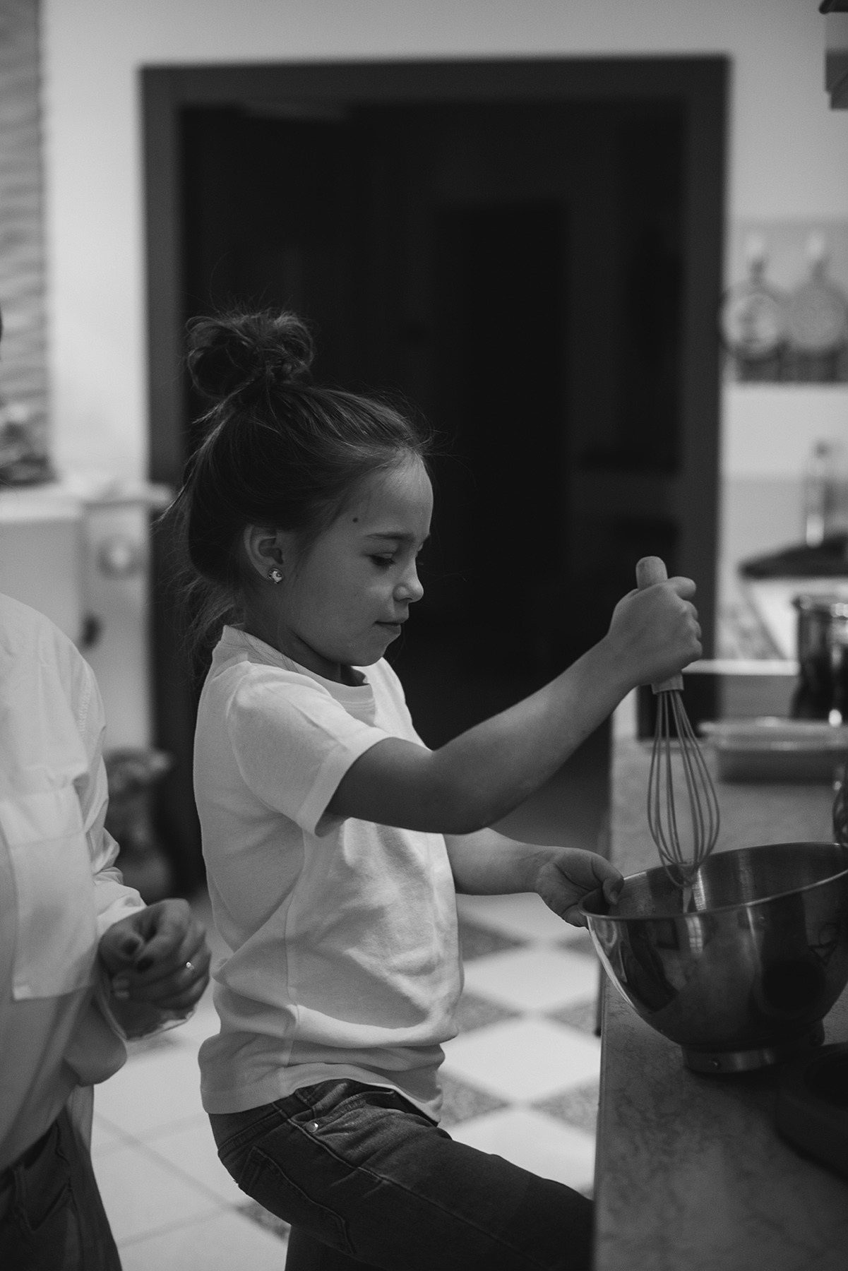 Family photo shoot at home , mom and daughter cooking,  Photographer Elena Carruthers, Scotland