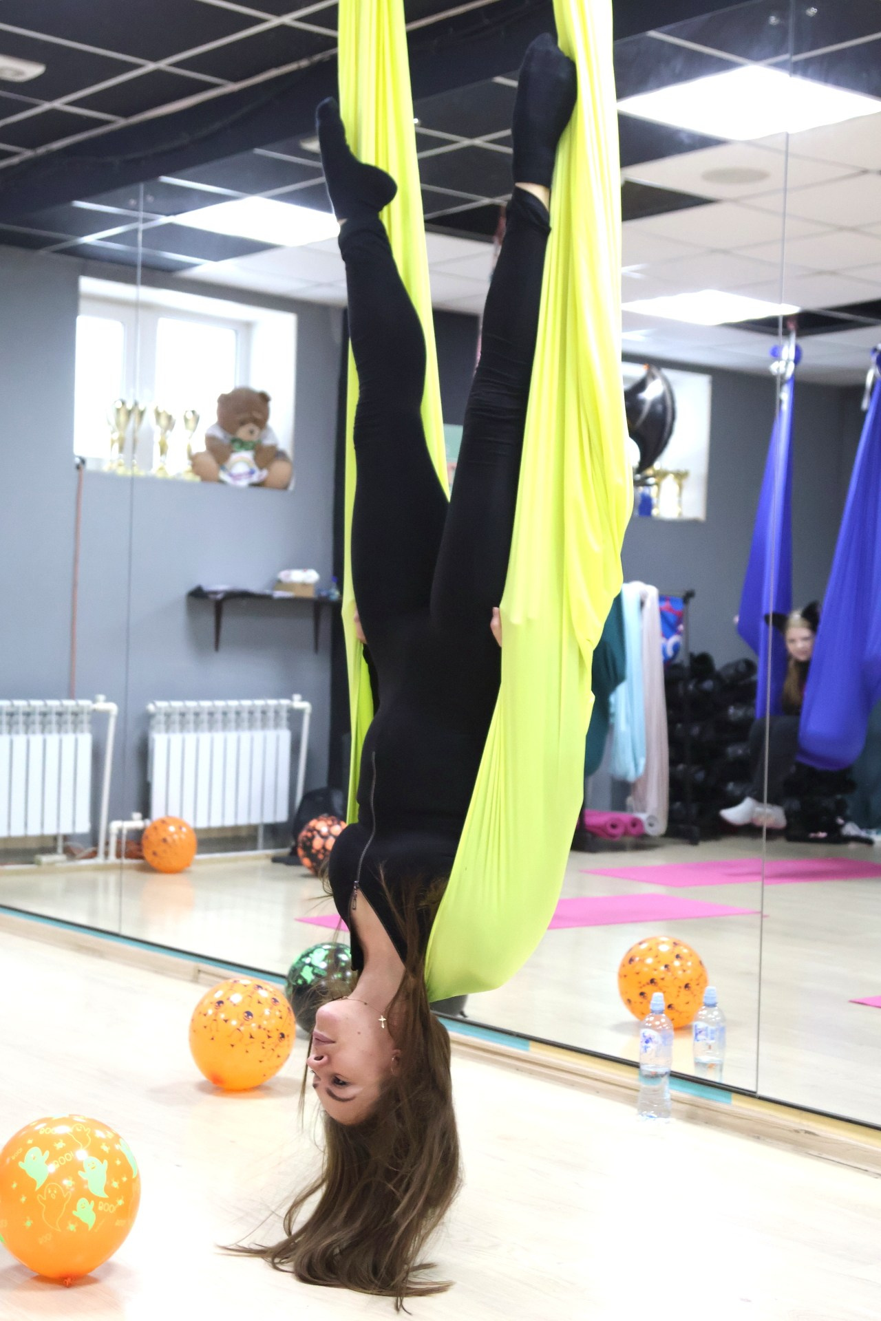 Занятие по фитнесу в гамаках. Фотосъемка преподавателя