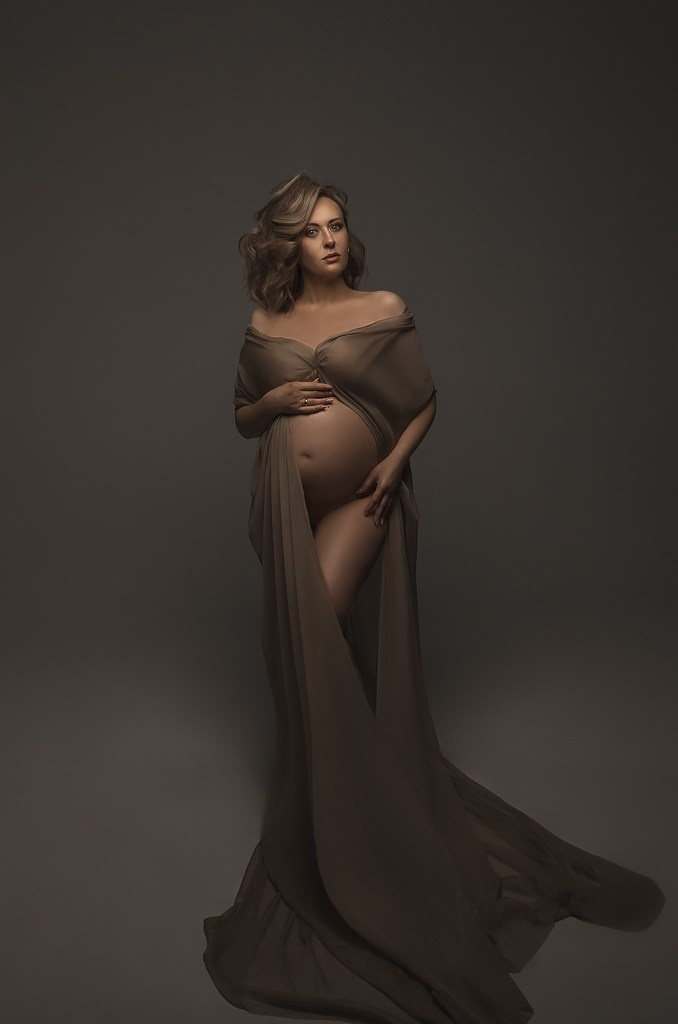фотосессия беременной в фотостудии на темном фоне в красивом разлетающемся платье, фотография беременности, фотосессия беременных, портрет беременной
