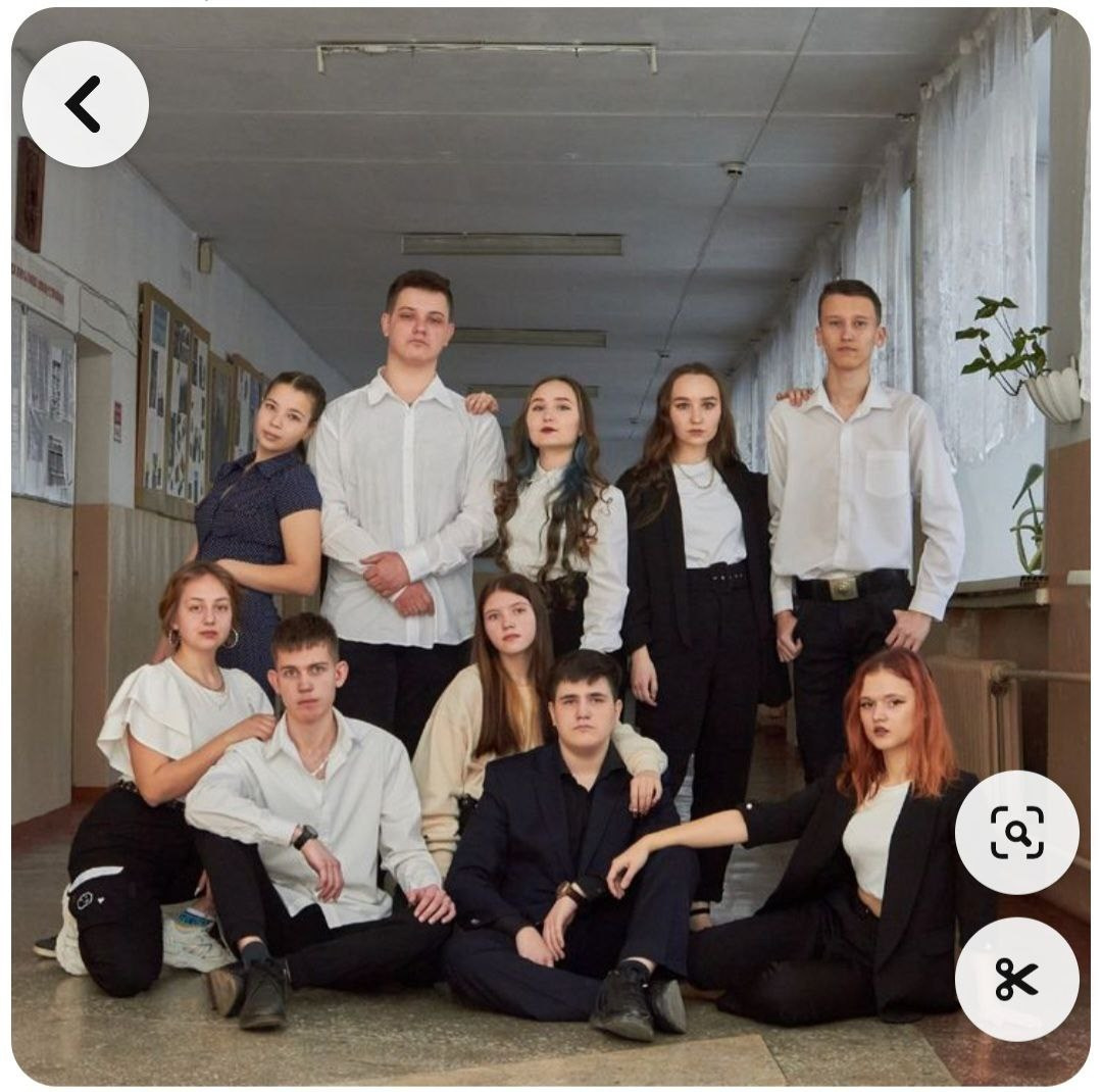 Примеры позировок для школьного альбома в старших классах. Фотограф в Шелехове, лучшие выпускные альбомы в Шелехове