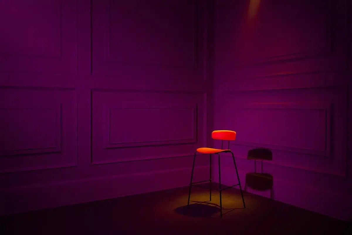 сиреневая подсветка стула в углу фотостудии Москвы