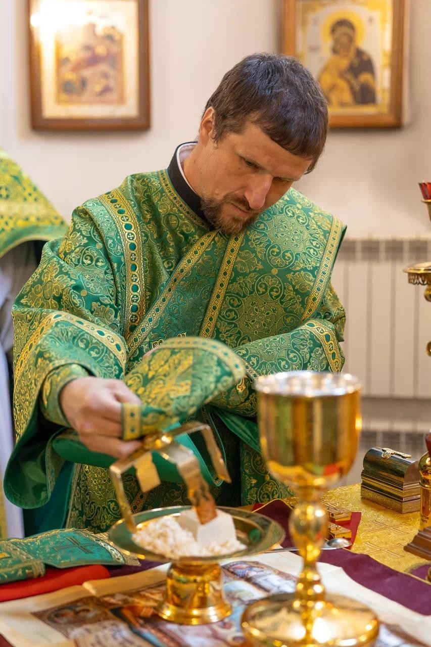 Божественная Литургия в храме Нерукотворного образа Спасителя. Саратовское Северо-Западное благочиние