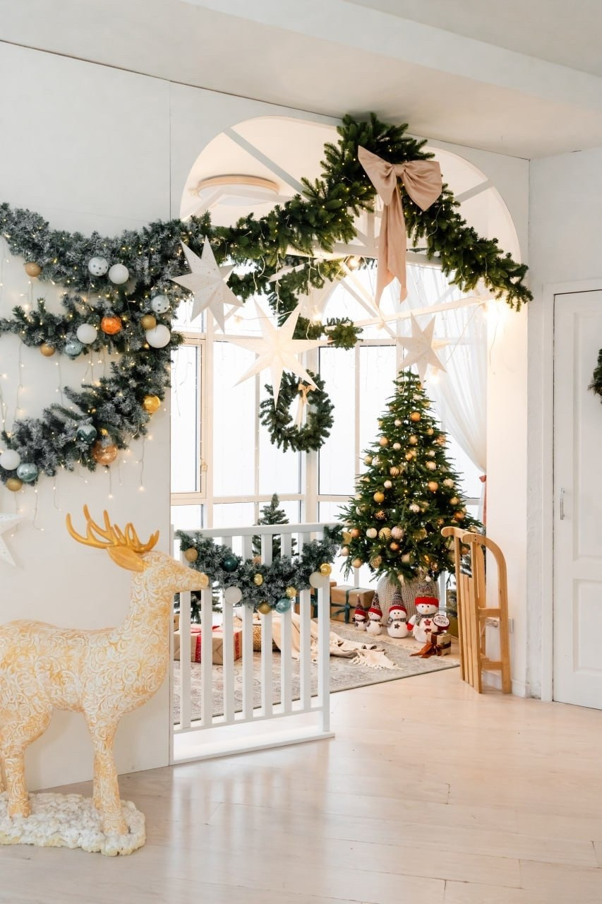 Светлый зал фотостудии Арт Рояль для новогодних фотосессий в Сургуте