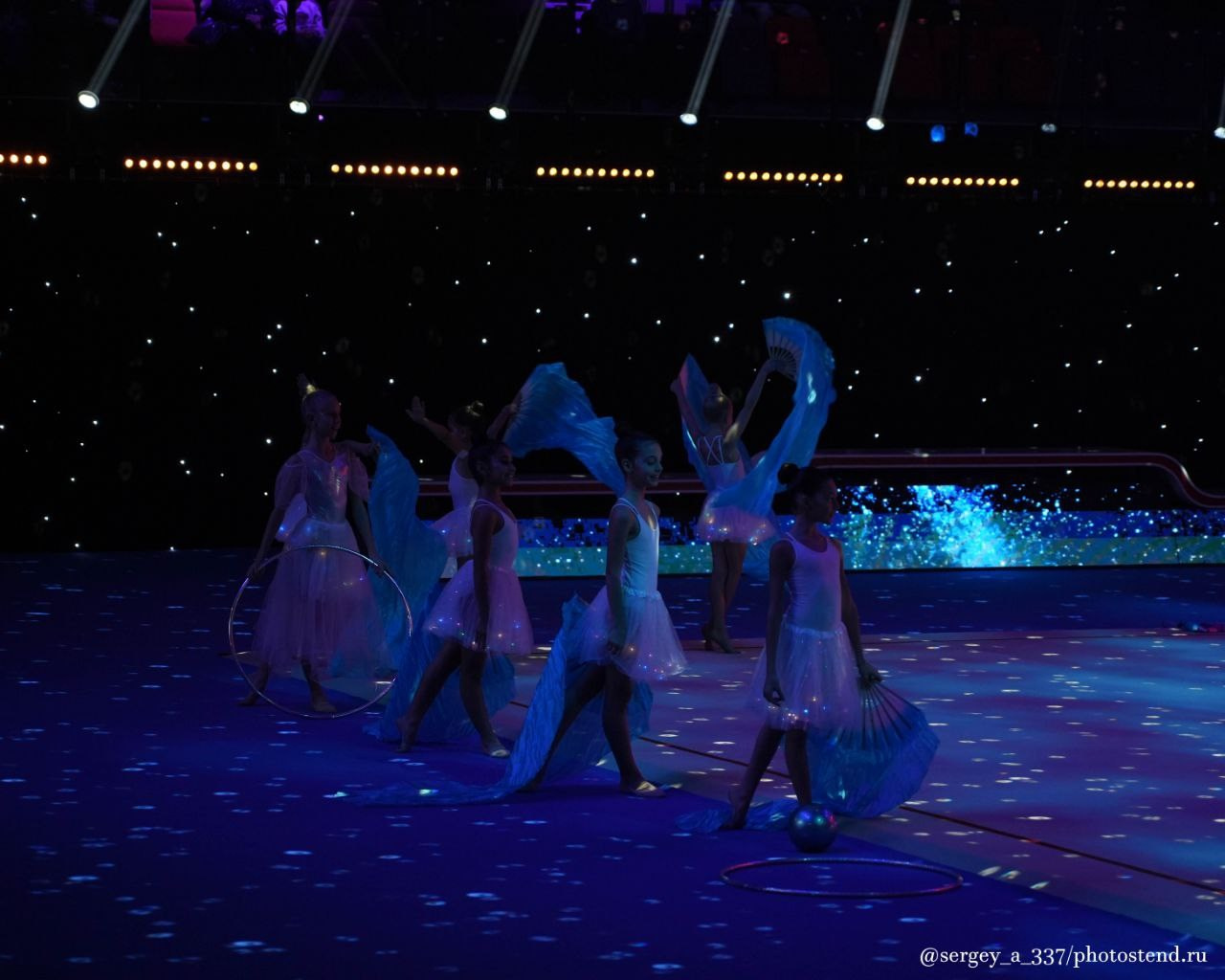 С 24 по 28 октября 2023 года во Дворце гимнастики ИриныВинер-Усмановой состоялся традиционный праздник гимнастики: XII Московскийоткрытый Фестиваль — номинация «Звездные дети».В фестивале приняли участие дети, занимающиеся спортом,вокалом, цирковым, танцевальным, эстрадным и другими видами искусства,обучающиеся в общеобразовательных организациях, организациях дополнительногообразования.Фестивальпроводился по следующим основным номинациям: Искусствогимнастики; Спорт имузыка; Гармониямузыки и движения;Краскиголоса и ритма;Мир образа в движении.Оценивали выступления номинантов Жюри Фестиваля, в составкоторого входили известные российские спортсмены, тренеры, авторитетныеспециалисты в области гимнастики, культуры, музыкального, хореографического ициркового искусства, общественные деятели.По итогам финального этапа были определены ЛауреатыФестиваля и отобраны лучшие коллективы и сольные исполнители для участия в Гала— спектакле Фестиваля-номинации «Звездные дети».Сценарий Гала — спектакля основан на сказочной истории«Хрустальный башмачок». В Гала — спектакле на одной сцене с детьми принялиучастие известные российские спортсмены, артисты театра, певцы и, конечно,номинанты и лауреаты Фестиваля.Директор нашего клуба Свирина Анна Викторовна принялаучастие в гала концерте и сыграла одну из главных ролей в спектакле. Так же вконцерте приняли участие девочки из наших филиалов с профессиональнопоставленным номером под руководством Екатерины Викторовны Свириной и ИнныОлеговна Самойловой.Наш номер занял первое место по баллам жюри и завоевалзвание лауреата в номинации «Спорт и Музыка»! Очень гордимсявыступлением наших спортсменок! Спасибо большое всем девочкам за проявленноеусердие на репетициях, а родителям за поддержку!Во время подготовки к данному мероприятию две воспитанницынашего клуба стали на год мудрее и отметили своё День рождения прямо во Дворцегимнастики, не отрываясь от тренировочного процесса!Хотим поздравить девочек:Самойловой Веронике 27 октября исполнилось 7 лет,Пантелеевой Милане 28 октября исполнилось 10 лет.Хотим пожелать им крепкого здоровья, побольше детскогосчастья ну и конечно же новых побег на соревнованиях!!!