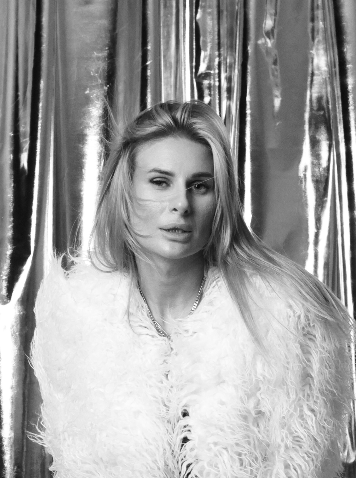 ФОН СЕРЕБРО | АВТОПОРТРЕТНАЯ. YourSelf.photostudio | автопортретная фотостудия ТОЛЬЯТТИ