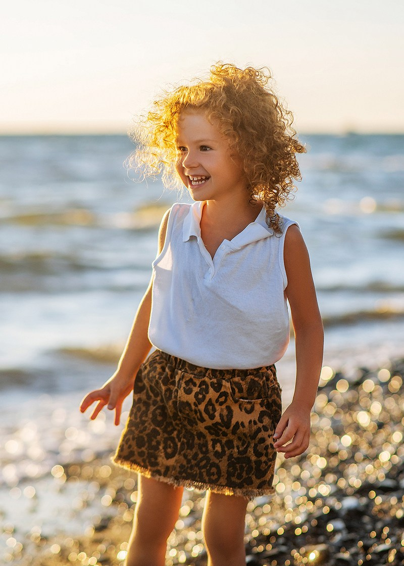 непоседа в адлере на берегу