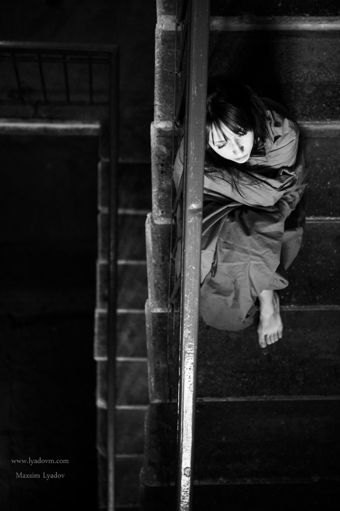 Модель на художественная фотосессия вышла на лестницу а фотограф это поймал