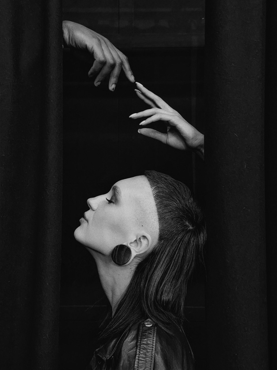 Современная концептуальная фотография о теле, уязвимости и идентичности. Визуальная практика на стиле честности, пост-иронии и искусства.Рекламная фотография, Концептуальная фотография, Современный художник, Психология, Коммерческий фотограф, Репортажный фотограф, Стрит фотография, Арт, Сюрреализм, Мобильная фотография, Снято на айфон, Дима Бурза