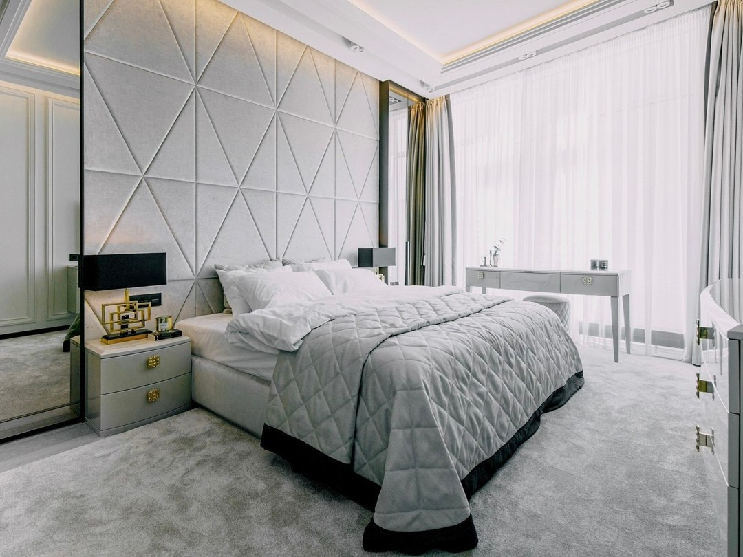 Спальня с мягким изголовьем и панорамными окнами — дизайн Валерии Котович