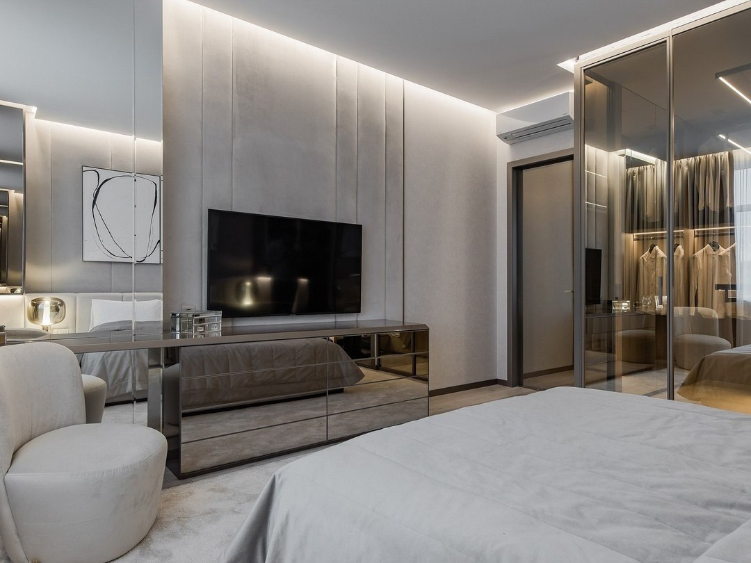 Современная спальня с зеркальной мебелью и мягкой панелью от Валерии Котович