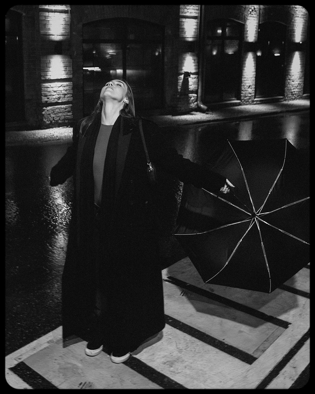 Ночная фотосессия девушки в городе с светом города. Фотограф Зиновьев Илья, Москва