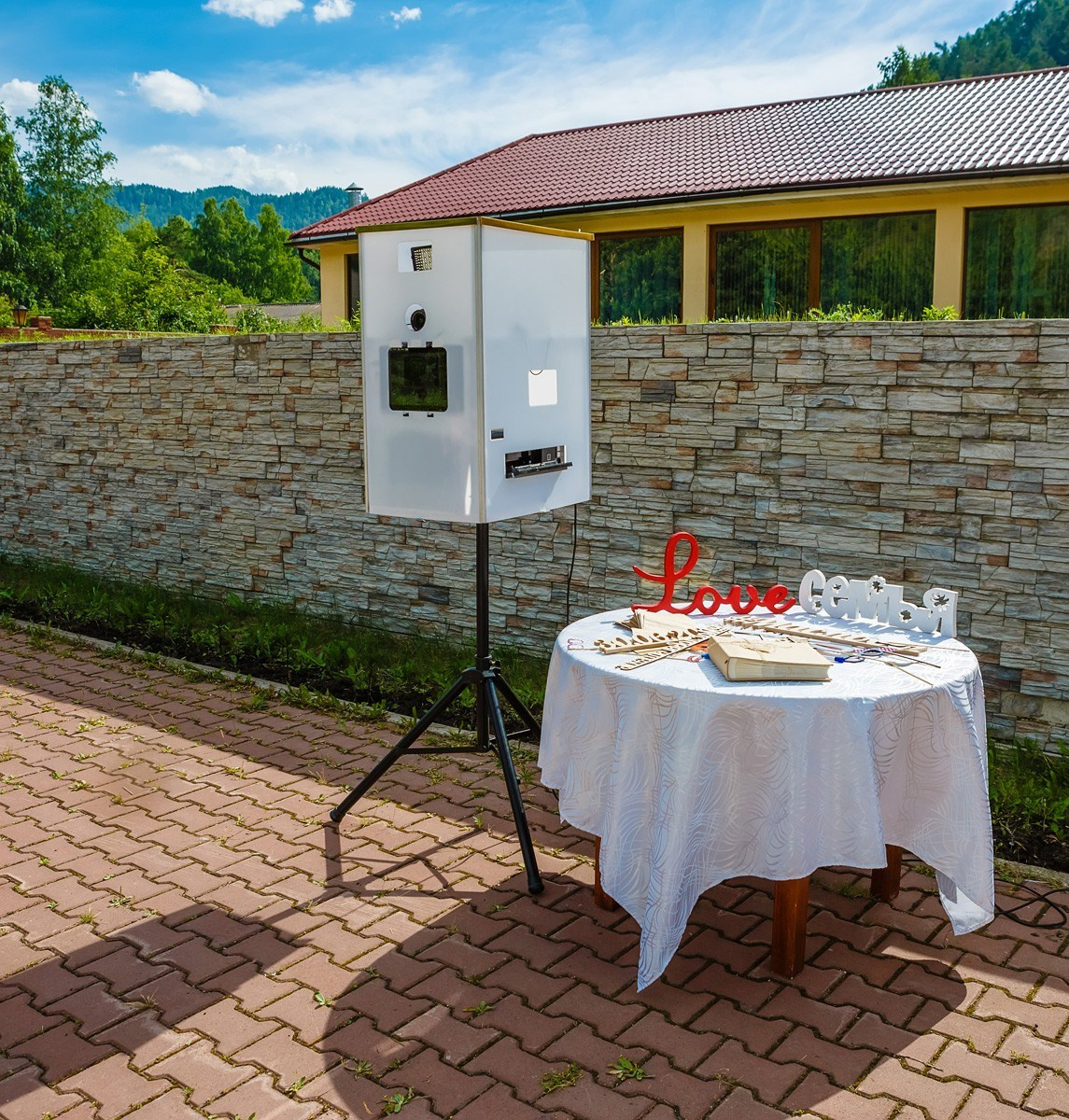 Аренда прокат фотобудки в Красноярске фотозона на мероприятие Свадьбу праздник День рождения выпускной корпоратив фотокабина цена стоимость заказать забронировать описание услуги ведущий тамада моментальная печать фотографий причёска макияж