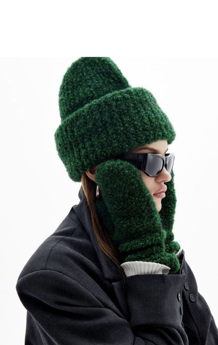 Предметная съемка головного убора с бликами света, акцент на блеске материалов