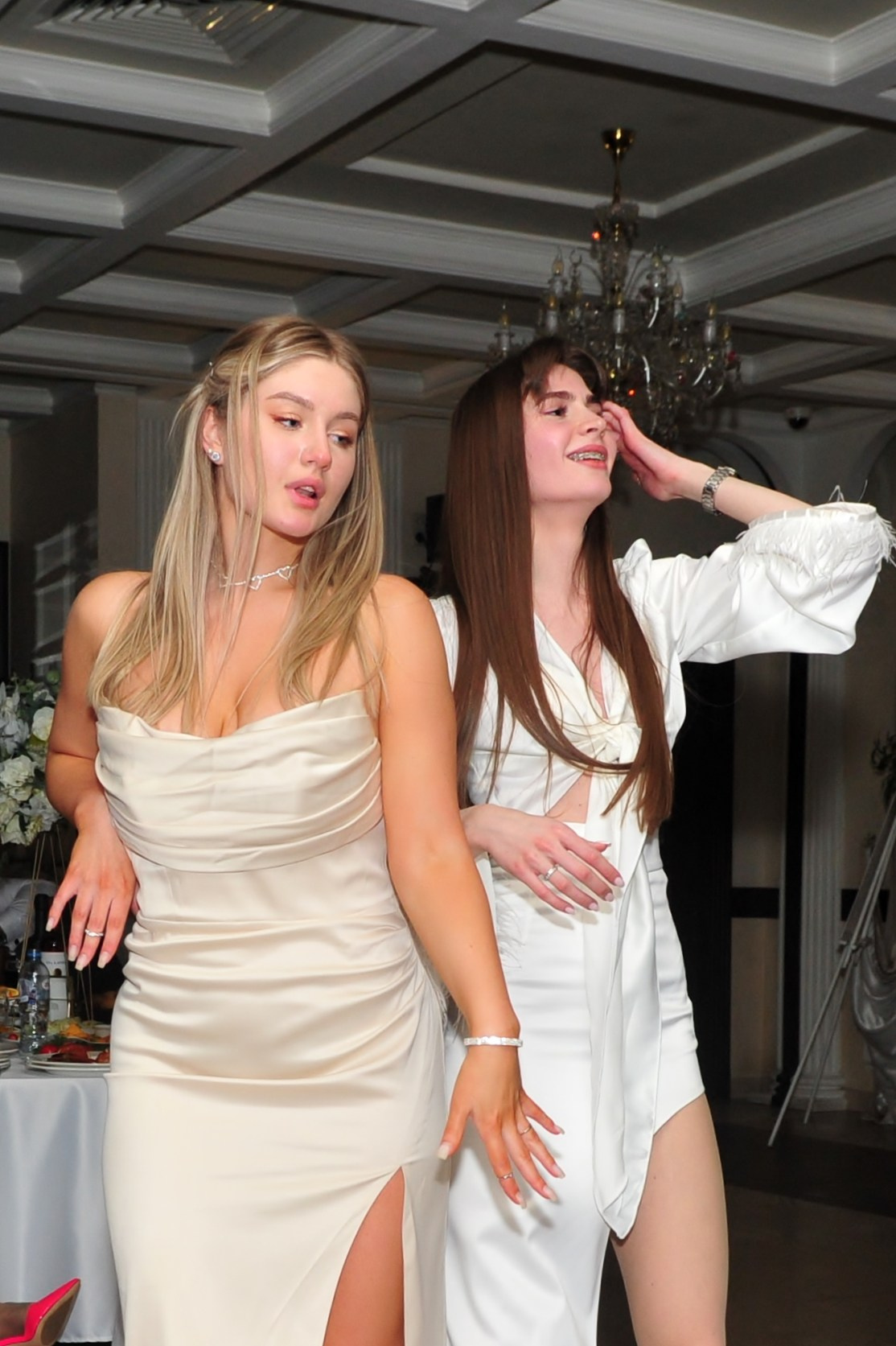 Девушки танцуют в ресторане на свадебном банкете