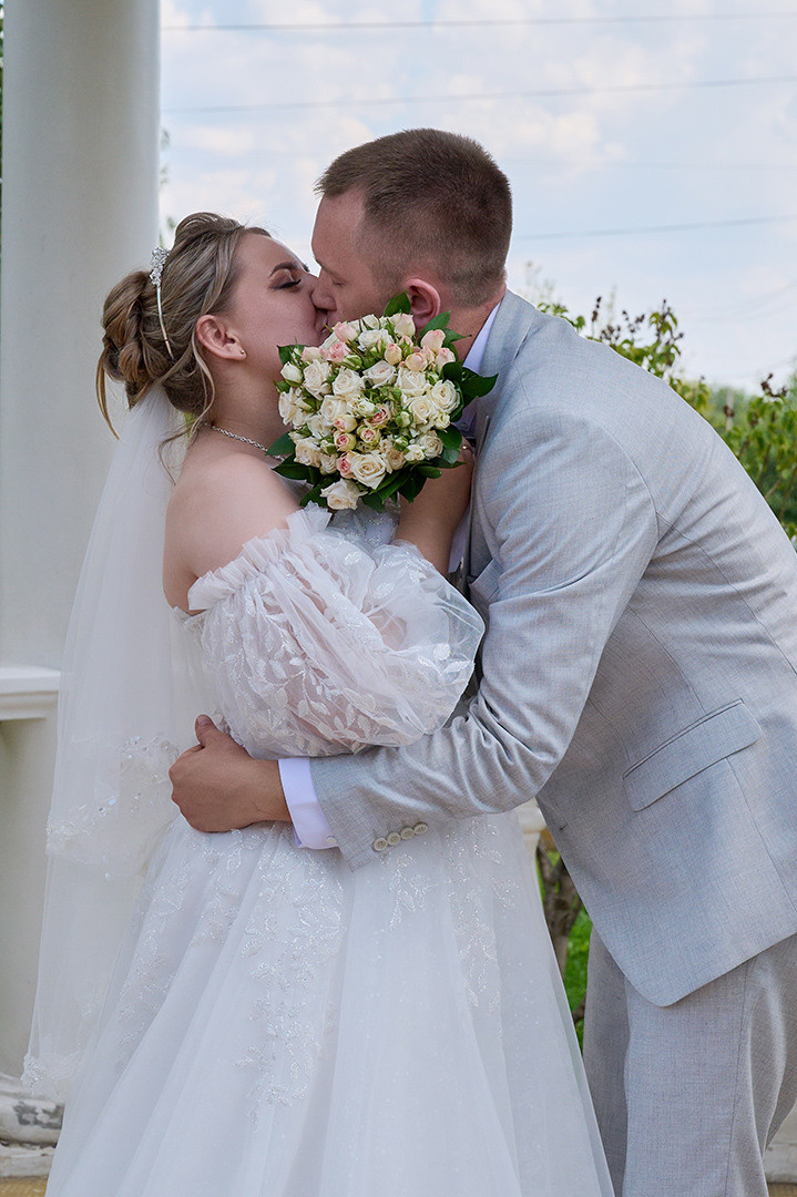 жених целует свою невесту