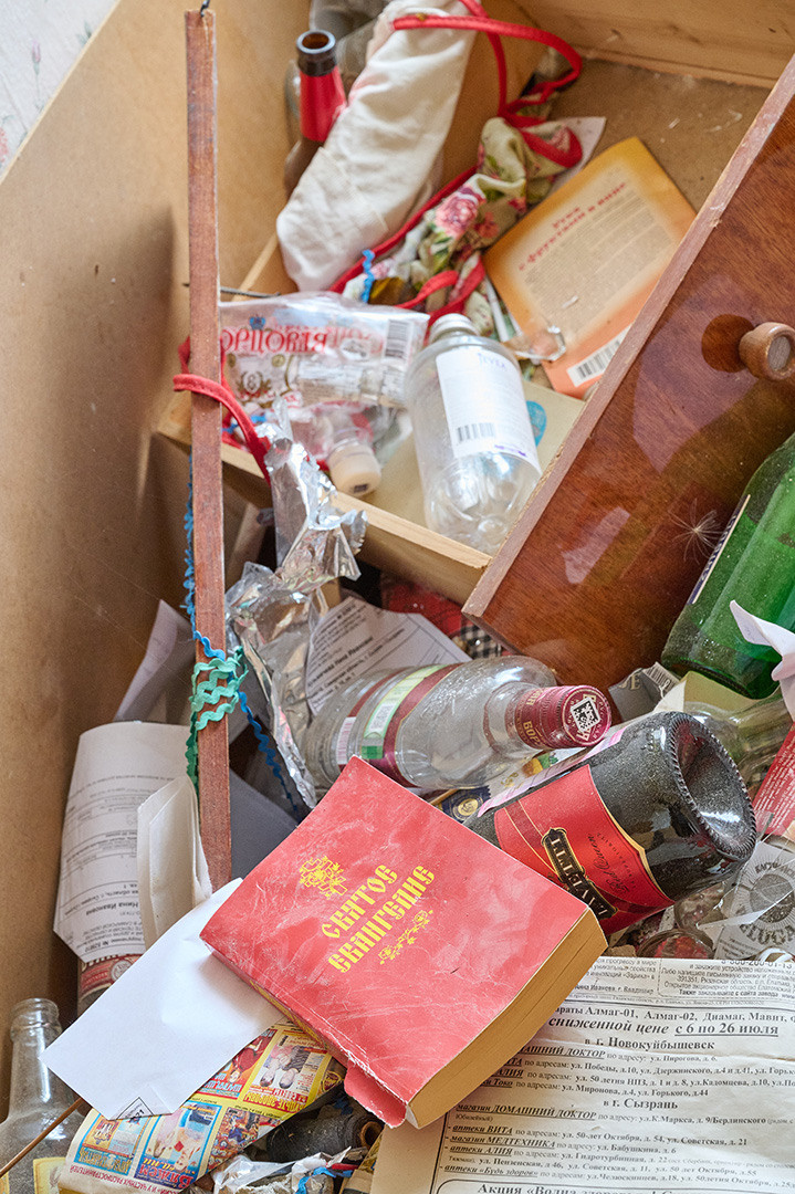 Разрушенный дом на Руднике в Сызрани. Алкоголизм, пустые бутылки, социальные проблемы. Евангелие