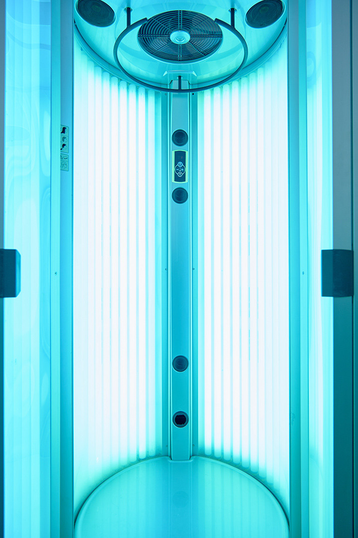 Вертикальный солярий в салоне красоты. SPA процедуры
