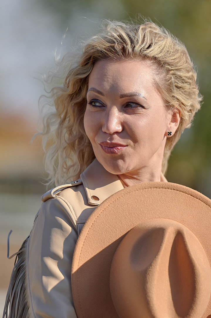 Портрет девушки со шляпой, в куртке осенью.