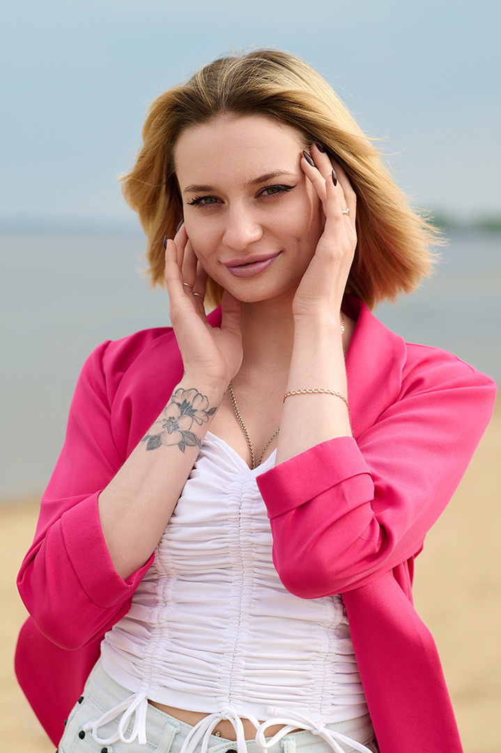 Портрет молодой девушки на пляже