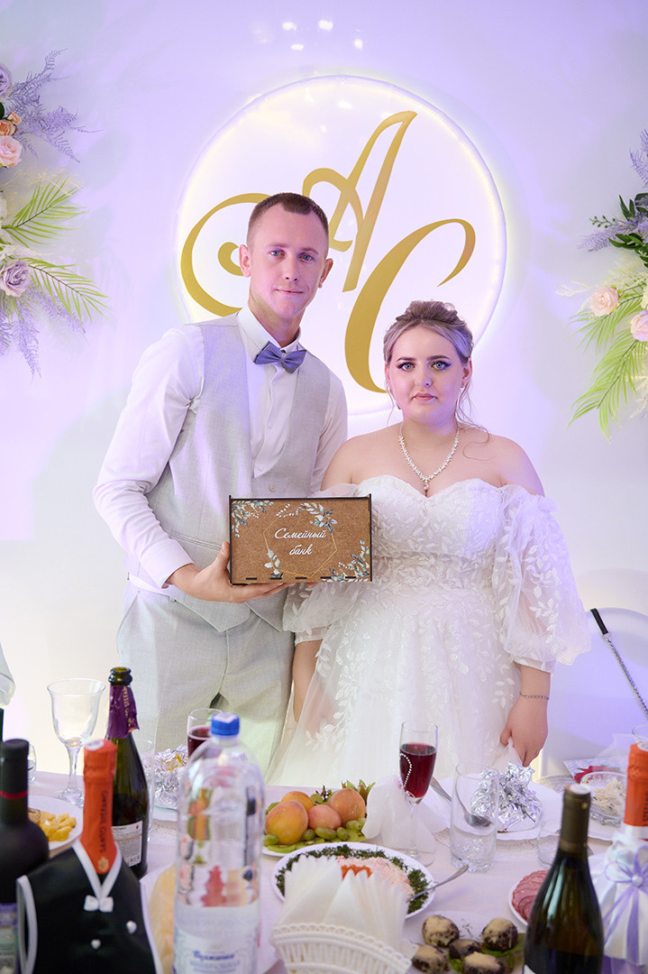 жених с невестой, свадебный банкет в ресторане