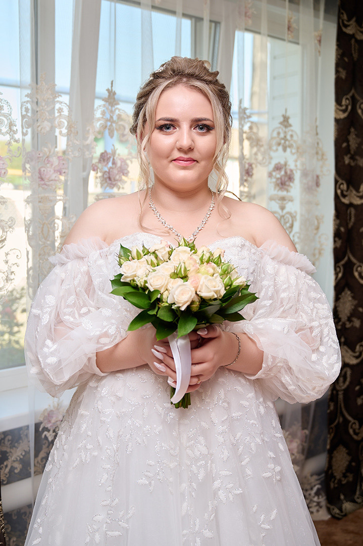 невеста в белом платье с букетом цветов