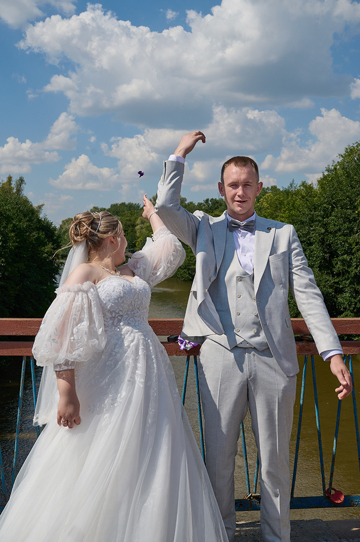 молодожены выбрасывают ключ с моста