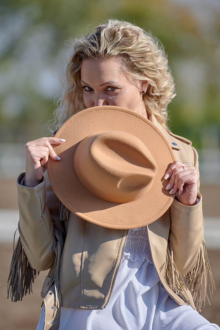 Фотограф Андрей Богатов Сызрань. Девушка закрывается шляпой