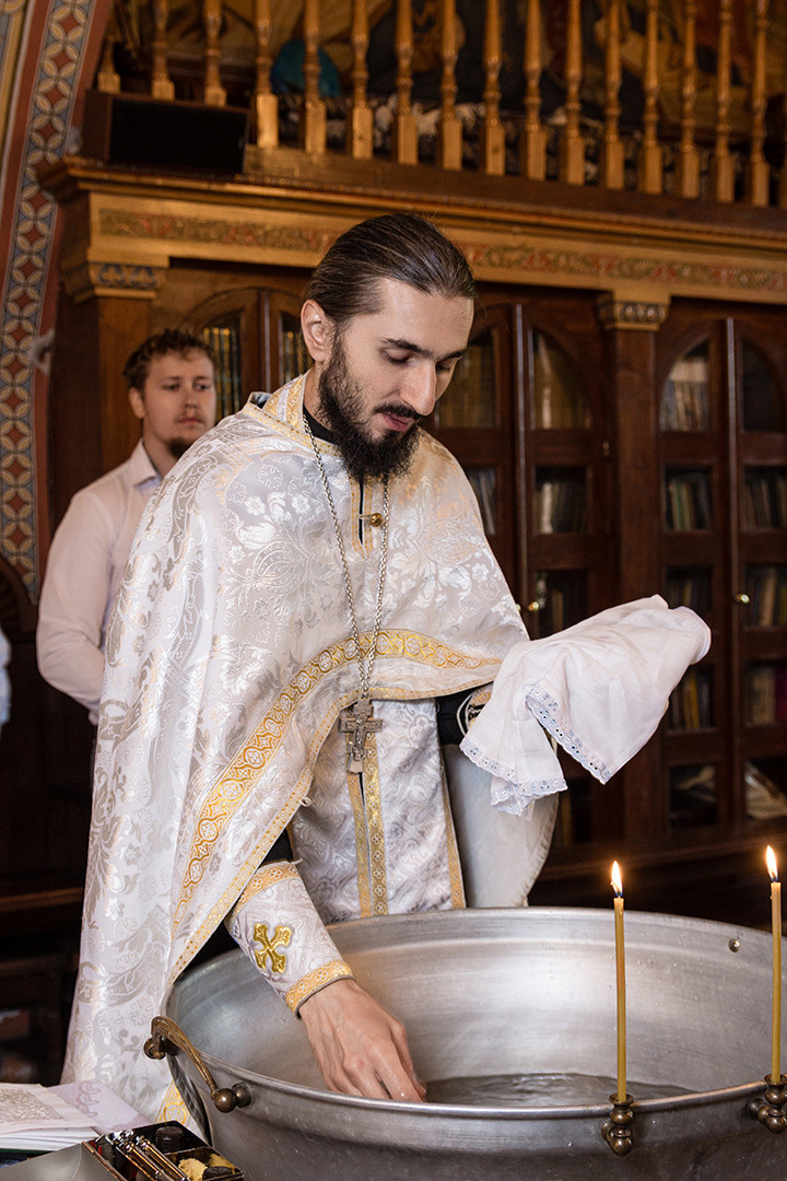 Фотограф Андрей Богатов, Сызрань. священнослужитель РПЦ, освящает воду