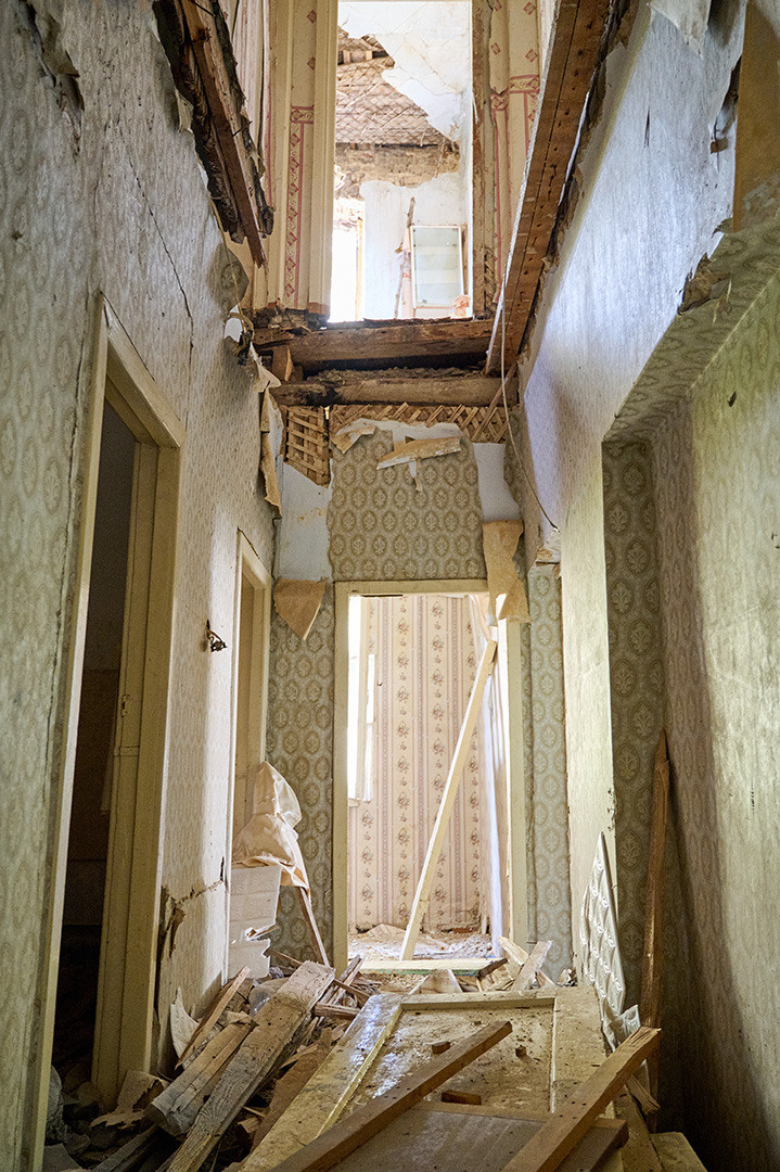 Разрушенный дом на Руднике в Сызрани. подъезд, обрушен потолок