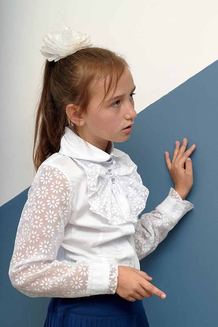 маленькая школьница на уроке