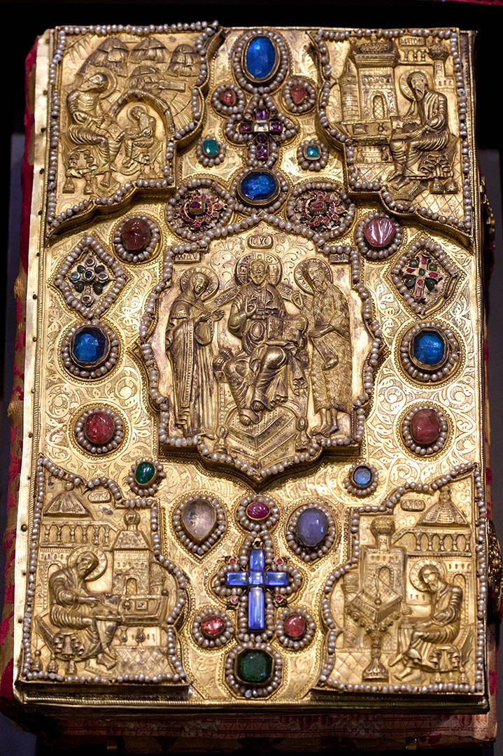 Старинная книга в оружейной палате Московского Кремля 