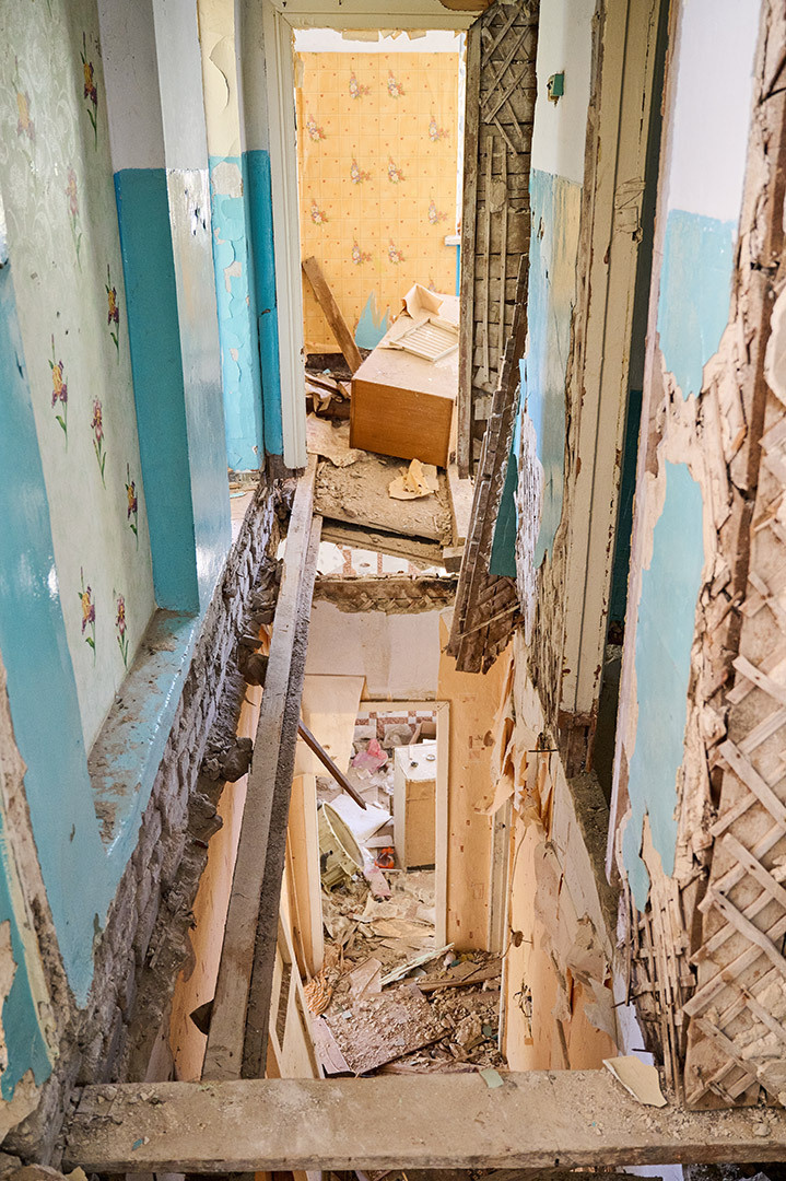 Разрушенный дом на Руднике в Сызрани. подъезд, обрушен потолок