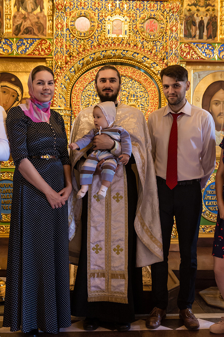 священнослужитель РПЦ в храме