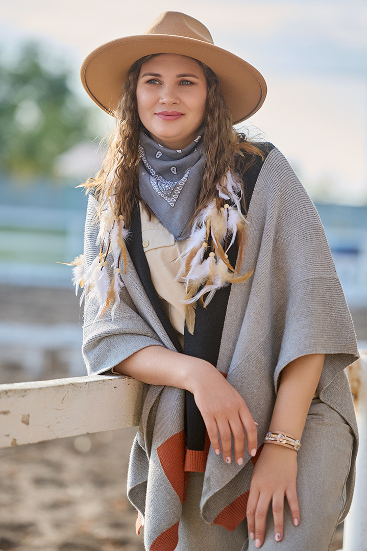 Портрет девушки в шляпе осенью.