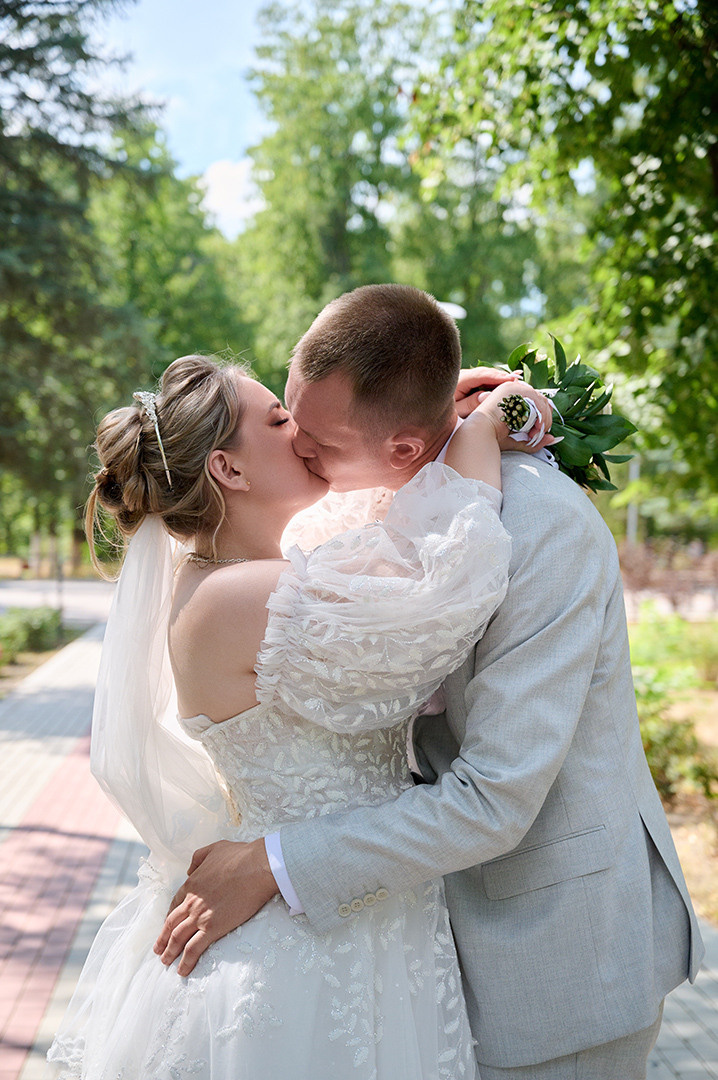 жених целует свою невесту