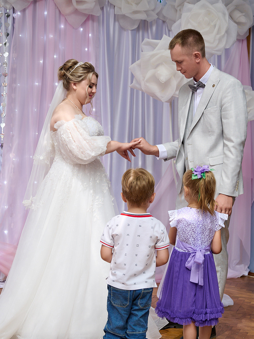 молодожены надевают кольца друг другу