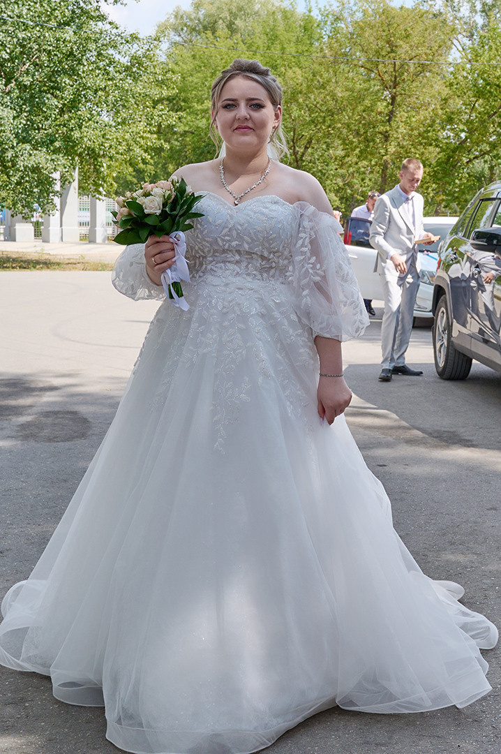 красивая молодая невеста в белом платье с букетом цветов