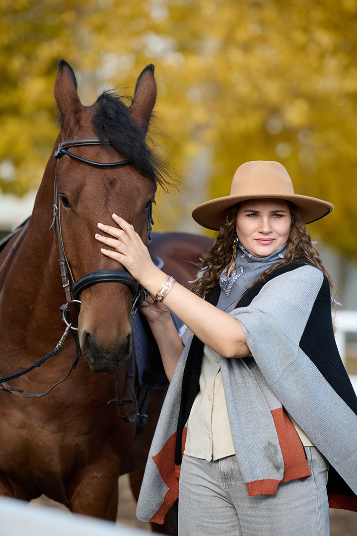 Фотограф Андрей Богатов Сызрань. Девушка в шляпе гладит лошадь на ипподроме.