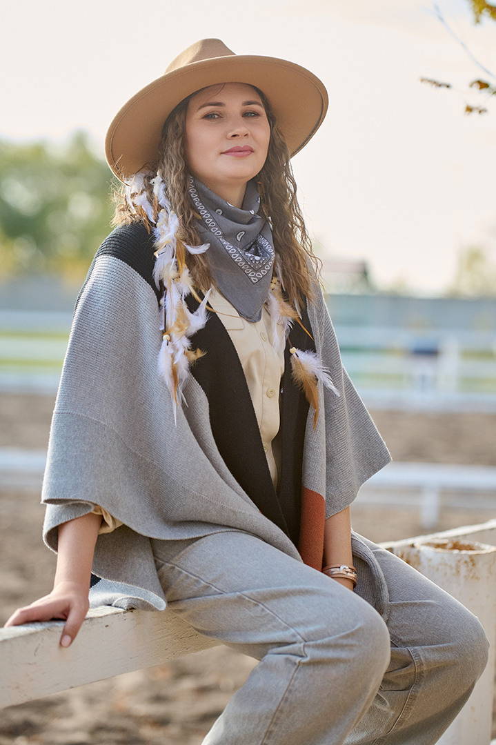 Портрет девушки в шляпе осенью.