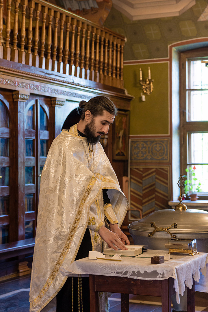 священнослужитель РПЦ в храме