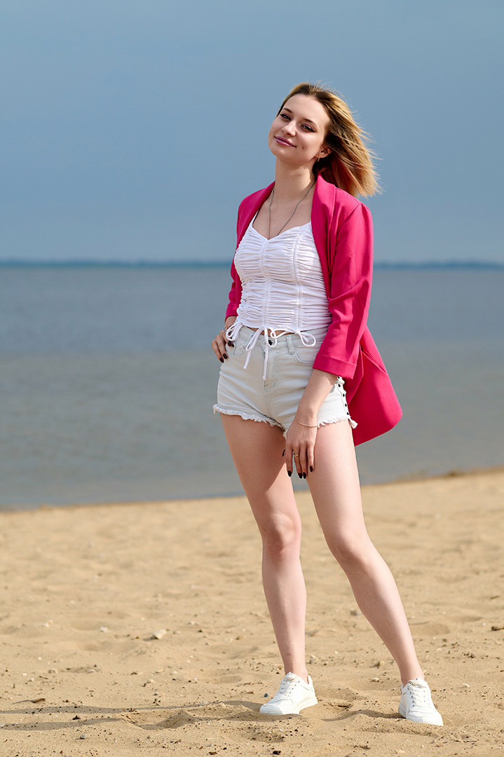 Фотограф Андрей Богатов Сызрань. Девушка в красном жакете на городском пляже