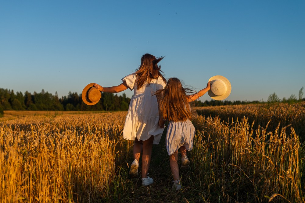 Поле, закат и наши улыбки. Фотограф Мария Ковкова