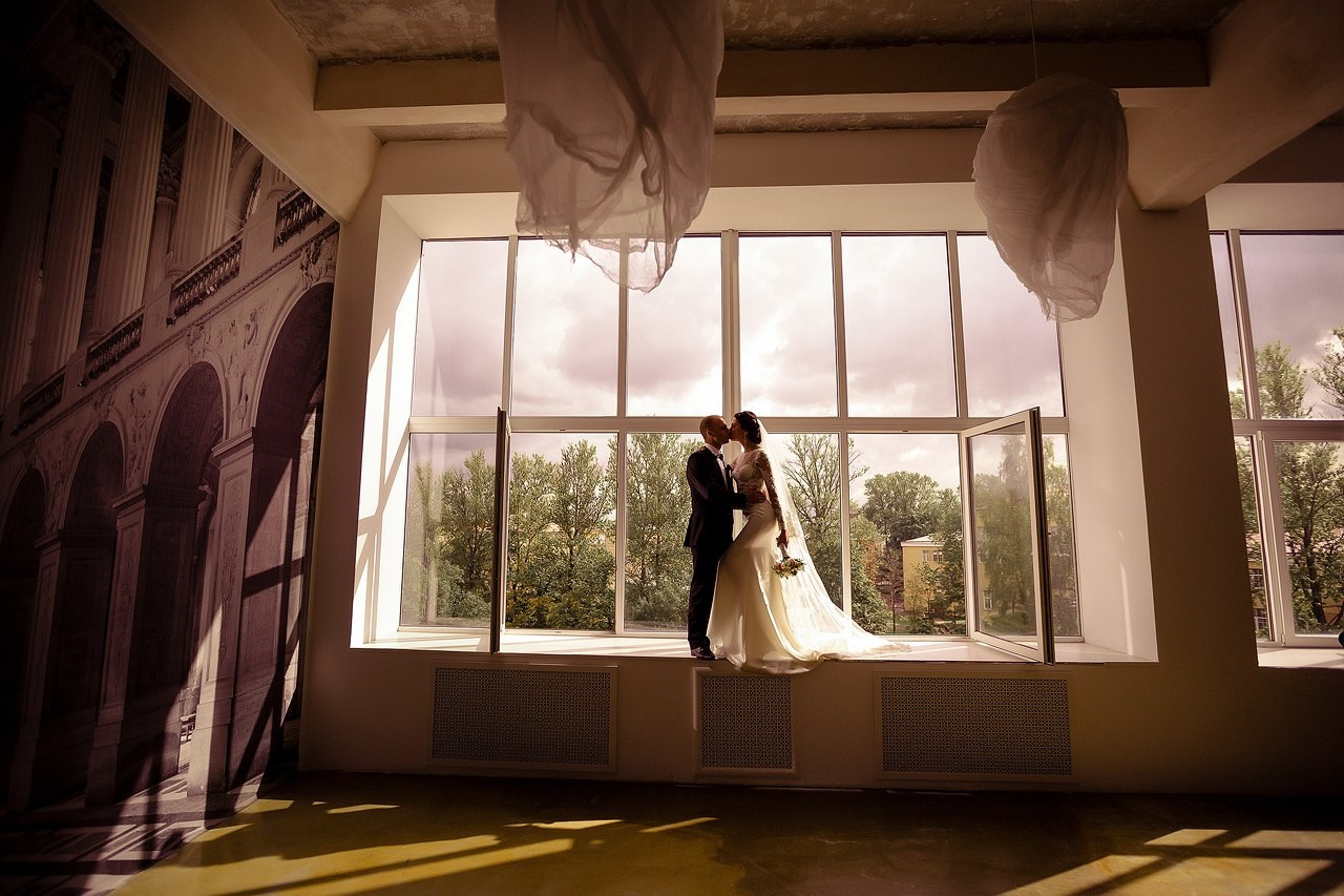 художественная фотография силуэт молодых супругов на окне