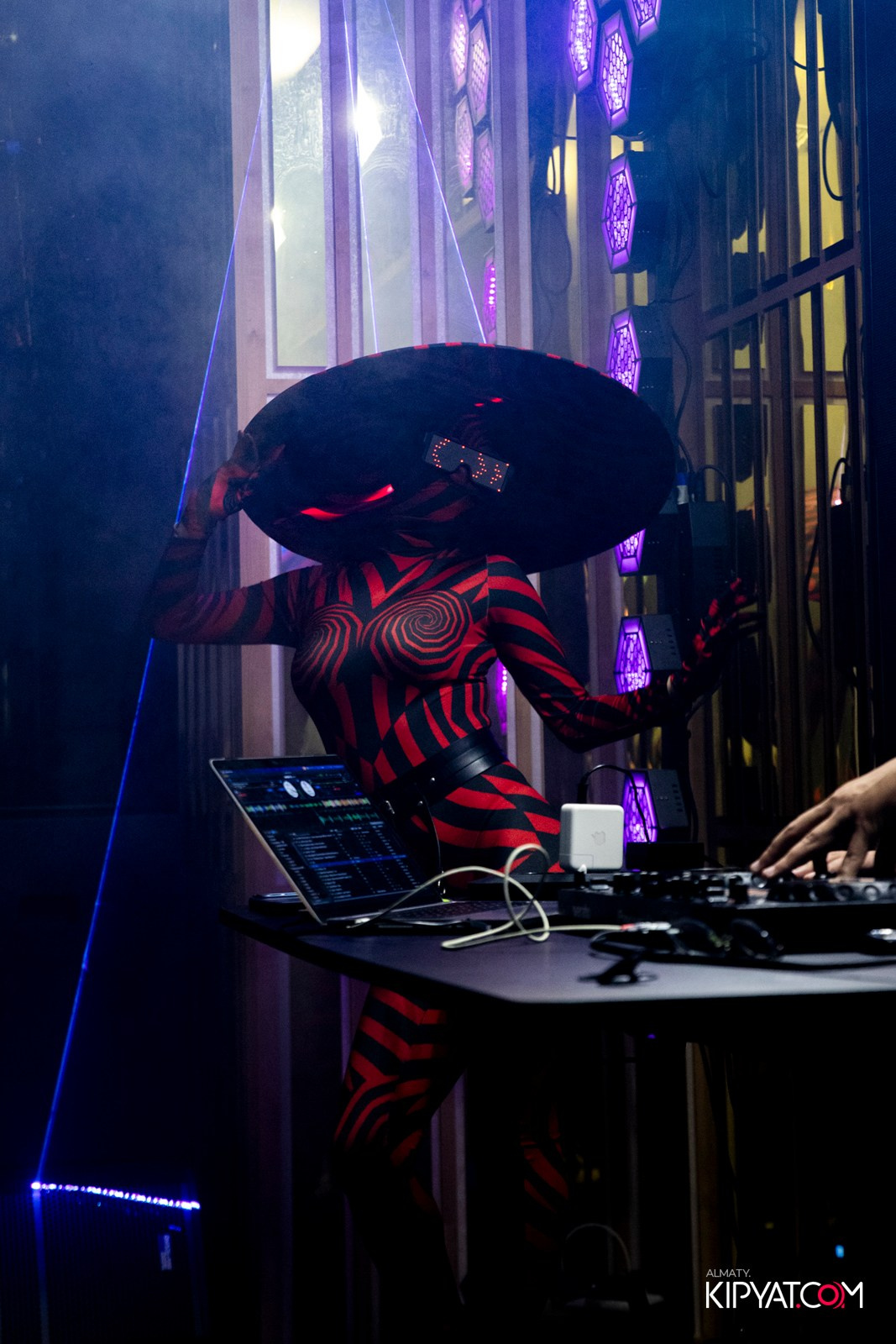 УХО И МЕДВЕДЬ НА КУРМАНГАЗЫ. КИПЯТКОМ АЛМАТЫ! Фотосъемка мероприятий в Алматы