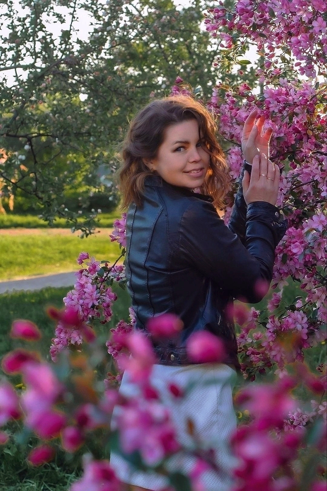 Таня в яблоневом саду